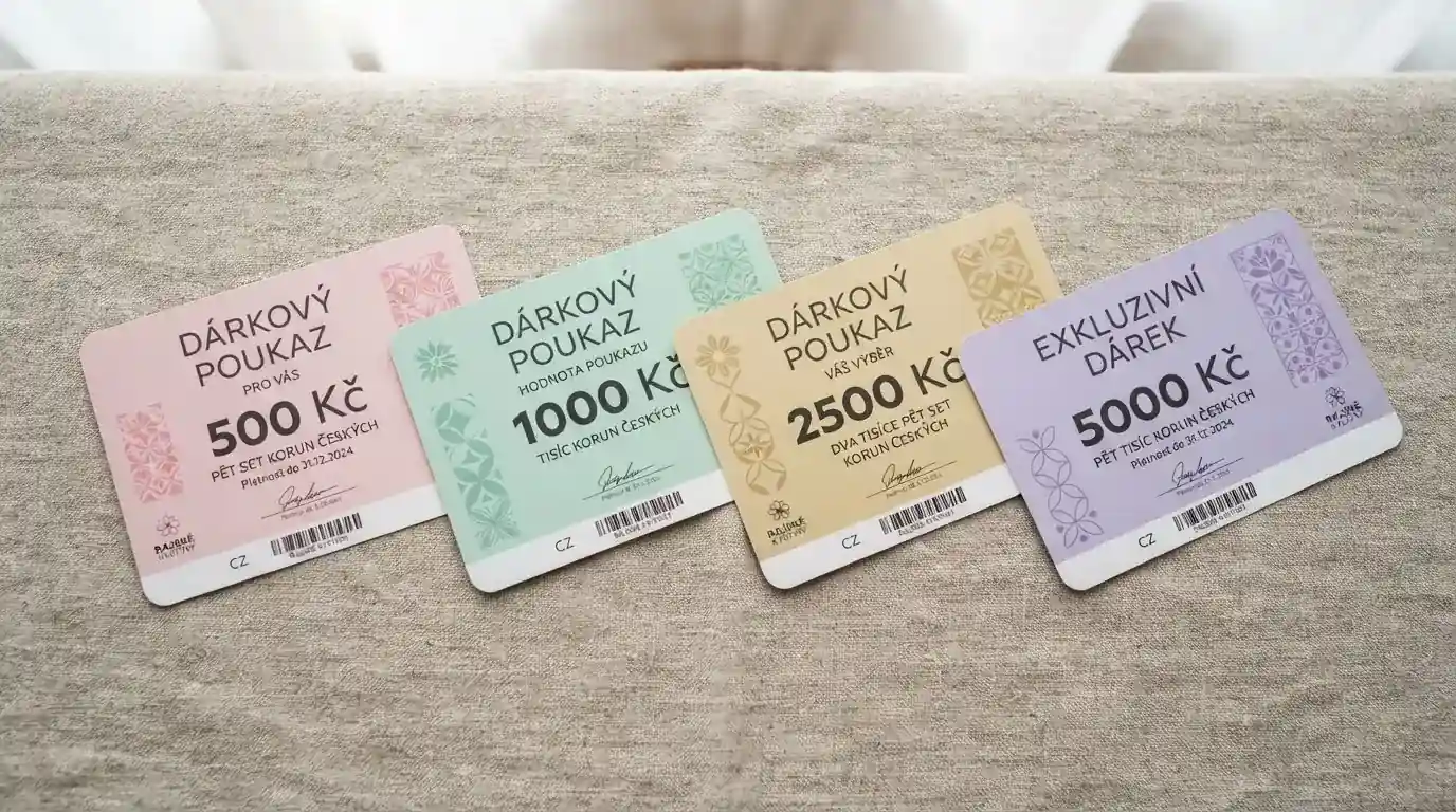 Rozložené dárkové poukazy různých hodnot vedle sebe na stole — každý s jinou částkou v Kč, od 50 po 12 500
